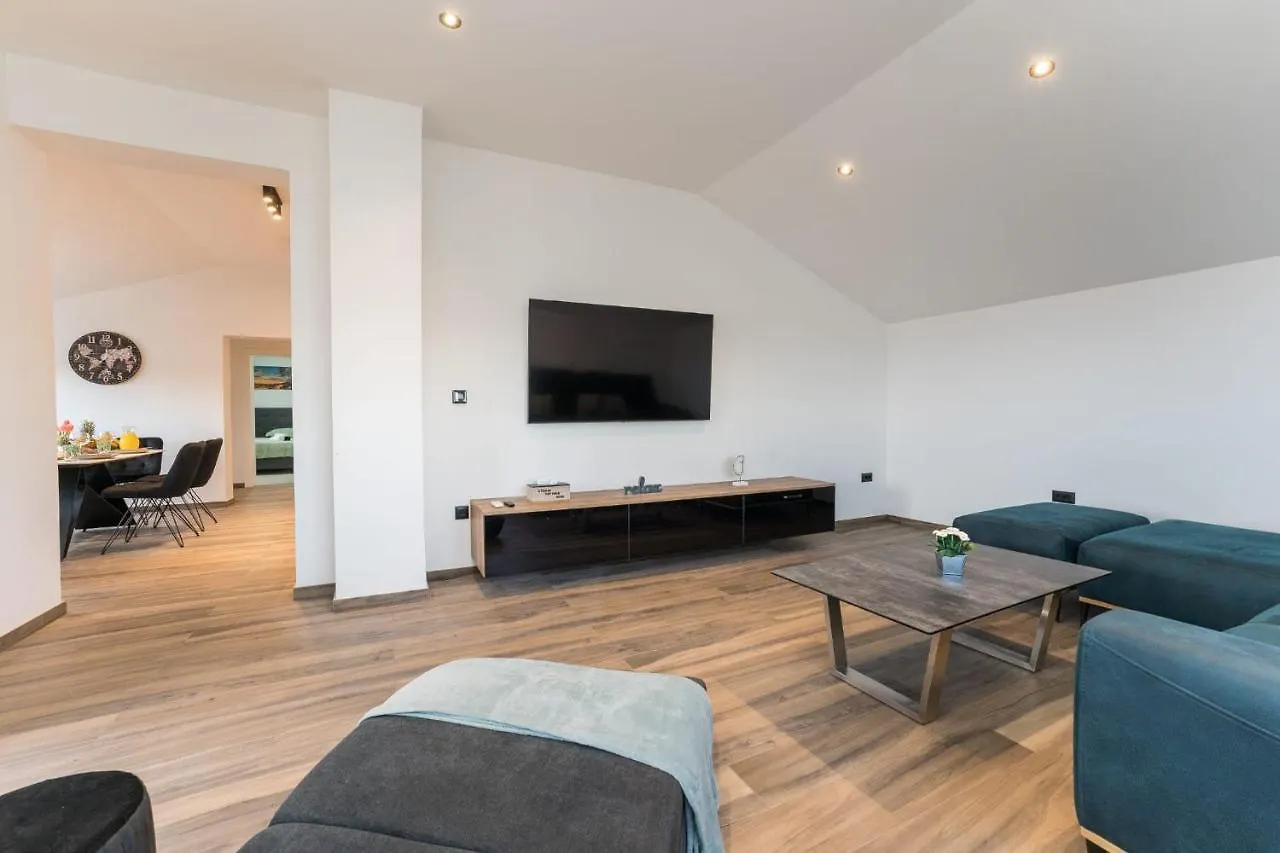 Relax 3Bdr Apartment With Terrace And Bbq ザダル クロアチア