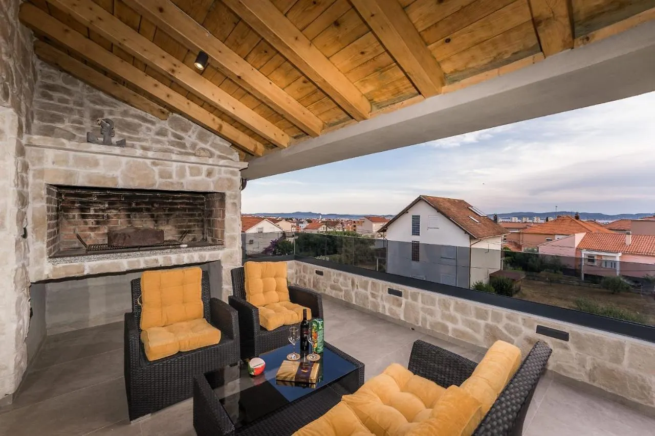 Relax 3Bdr Apartment With Terrace And Bbq ザダル クロアチア